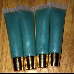 Lip gloss and lashes